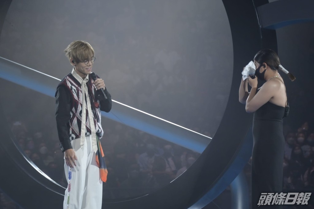 當鄧小巧想起一連串的波折，即時哭了出來。